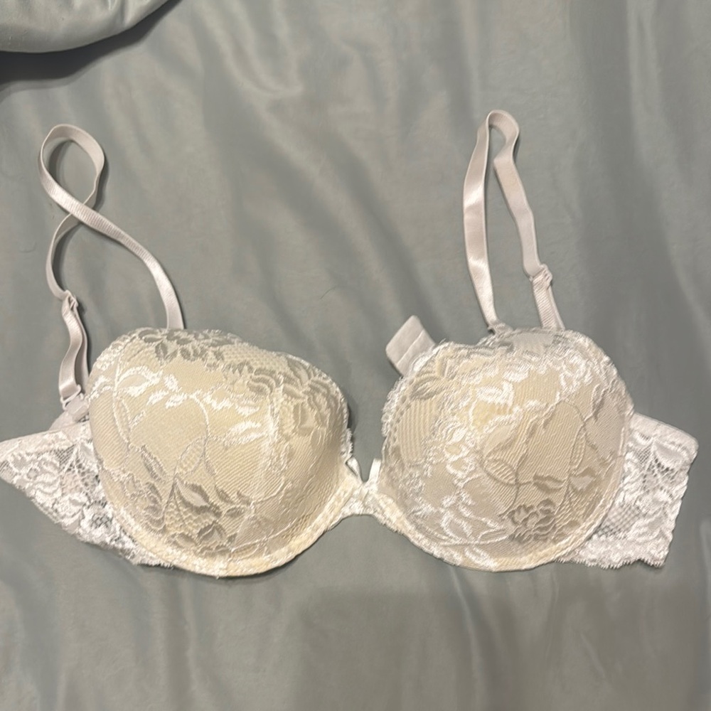 Elegant Lace Underwire Bra - Cream